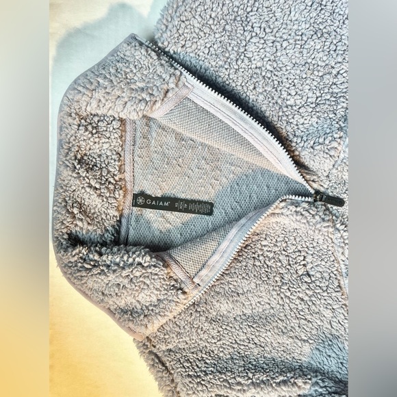 Gaiam silver/gray women’s sweater. - Picture 2 of 3